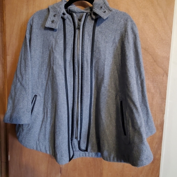 Banana republic.  Women's sz xs poncho wool cape. Detachable hood. Grey. - Picture 1 of 16